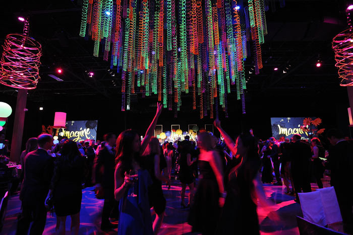 策劃企業(yè)年會的意義及會場布置技巧