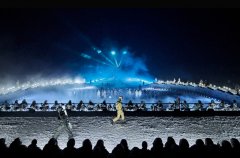 在阿爾卑斯山的機(jī)場(chǎng)雪中走秀是種什么體驗(yàn)？