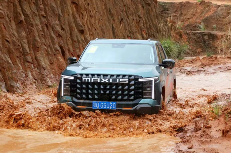 扎進(jìn)泥潭果園的發(fā)布會1